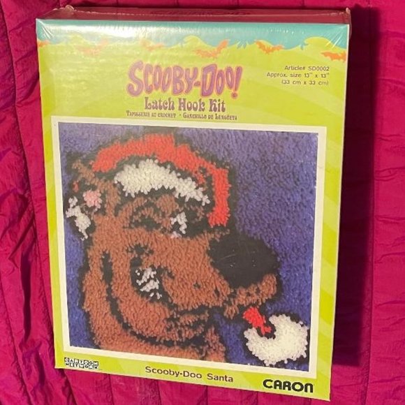 CARON INTERNATIONAL Holiday New Scooby Doo Santa Latch Hook Kit